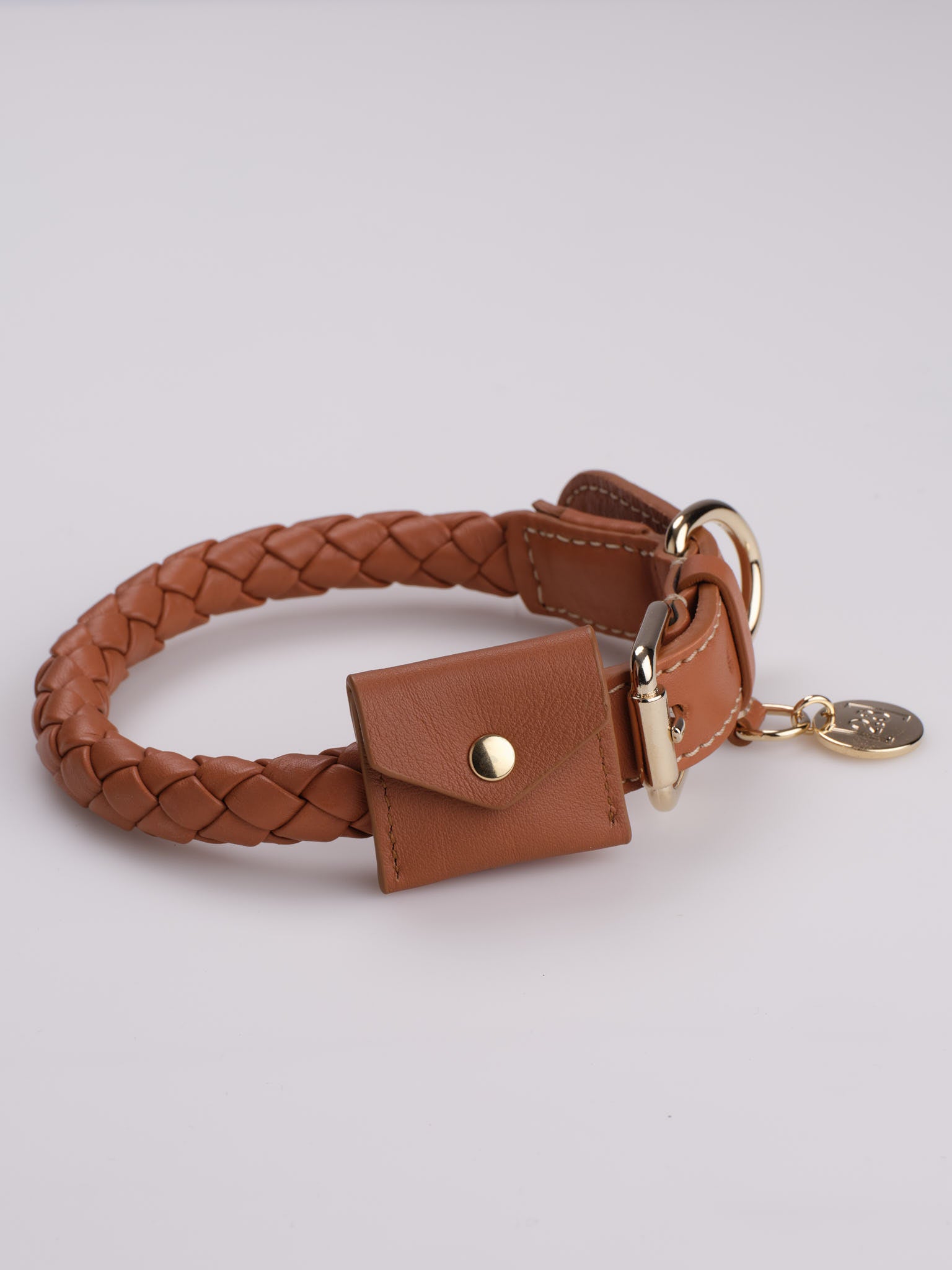 Ugo-Dog-Collar-Airtag-Holder-Nappa-Leather-9.jpg