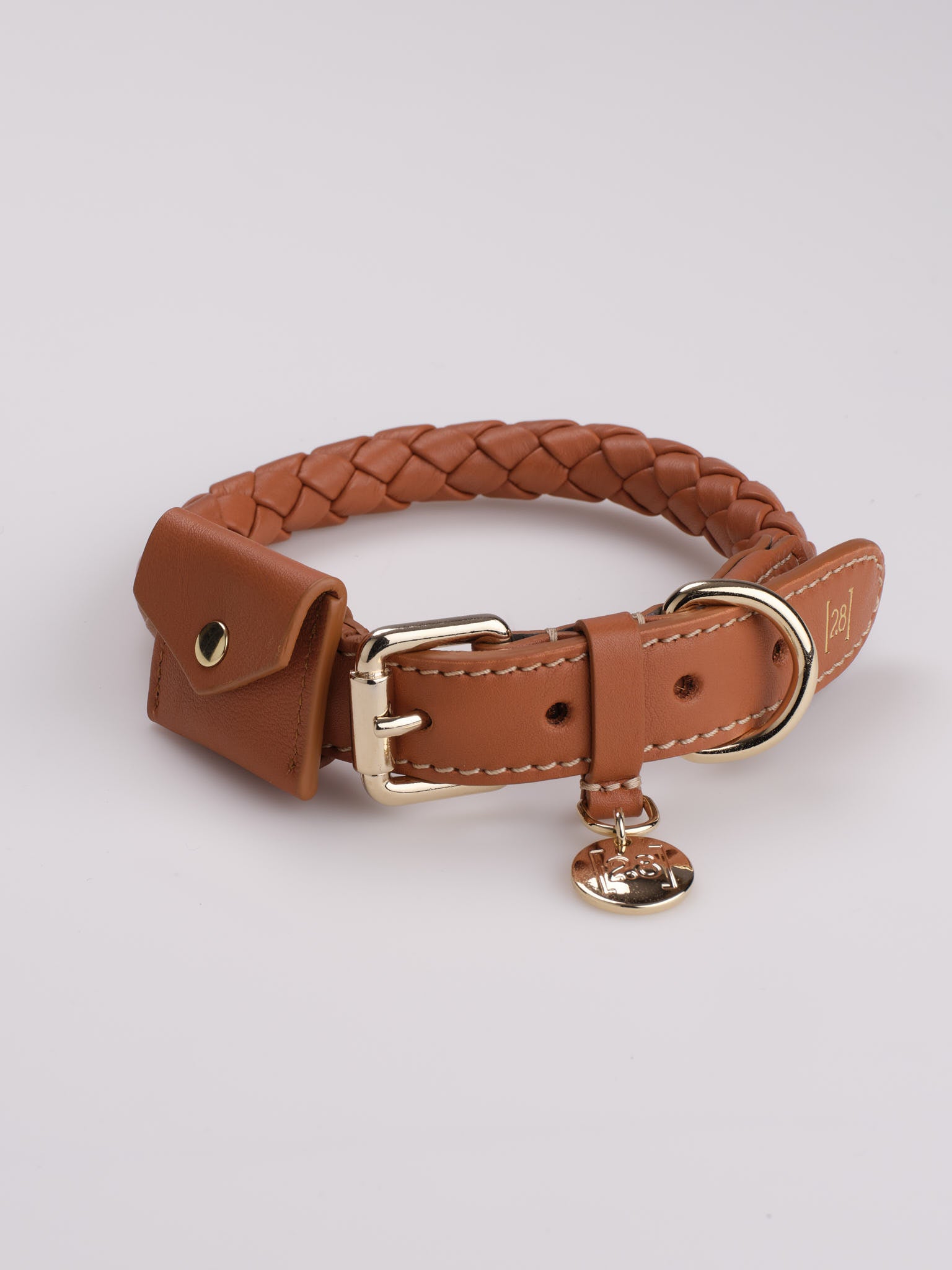 Ugo-Dog-Collar-Airtag-Holder-Nappa-Leather-7.jpg