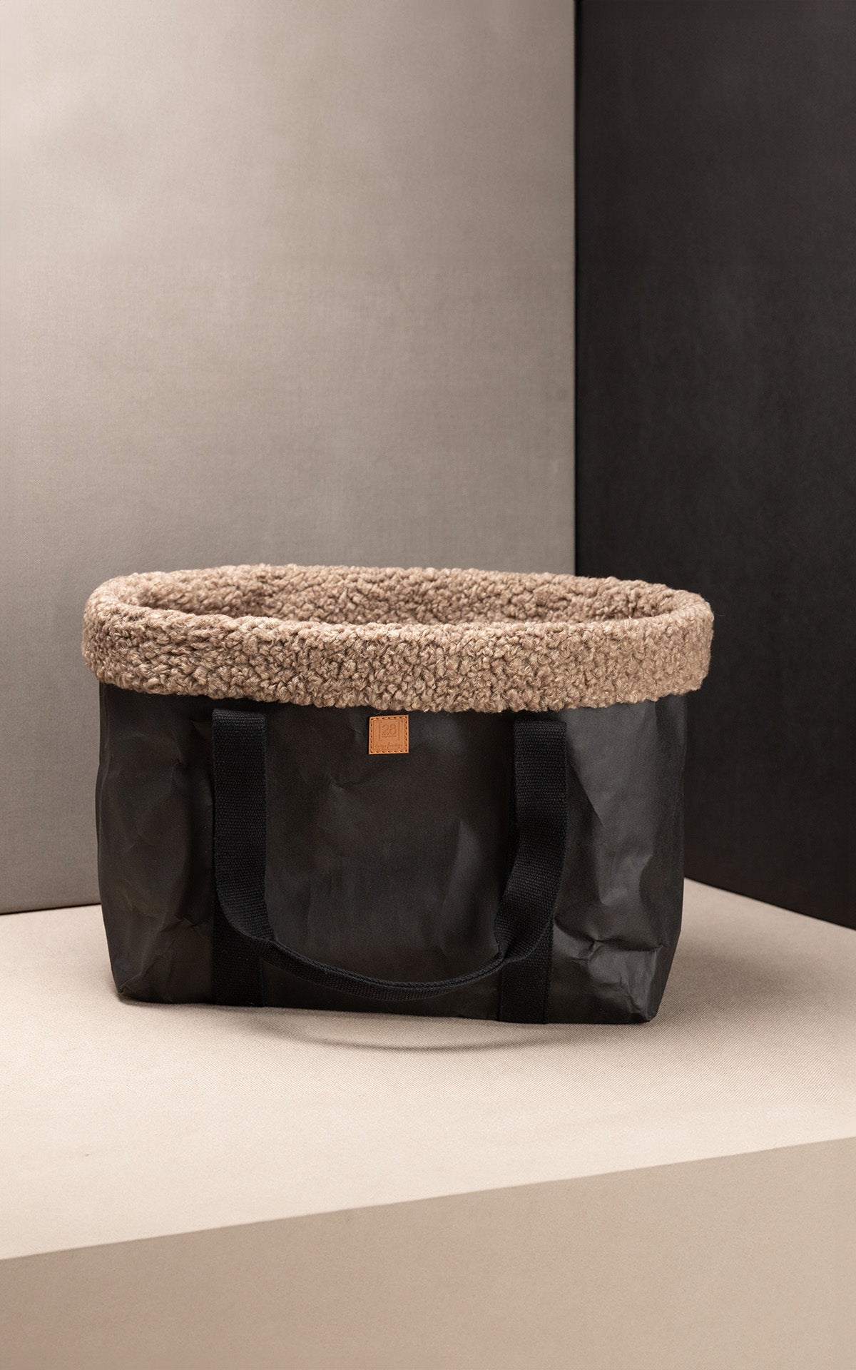 wool-paper-black-dogbag_c930e229-f5ab-4d0d-a988-6e0d02096d3f.jpg